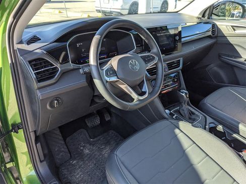 Used 2025 Volkswagen Taos SE image 9