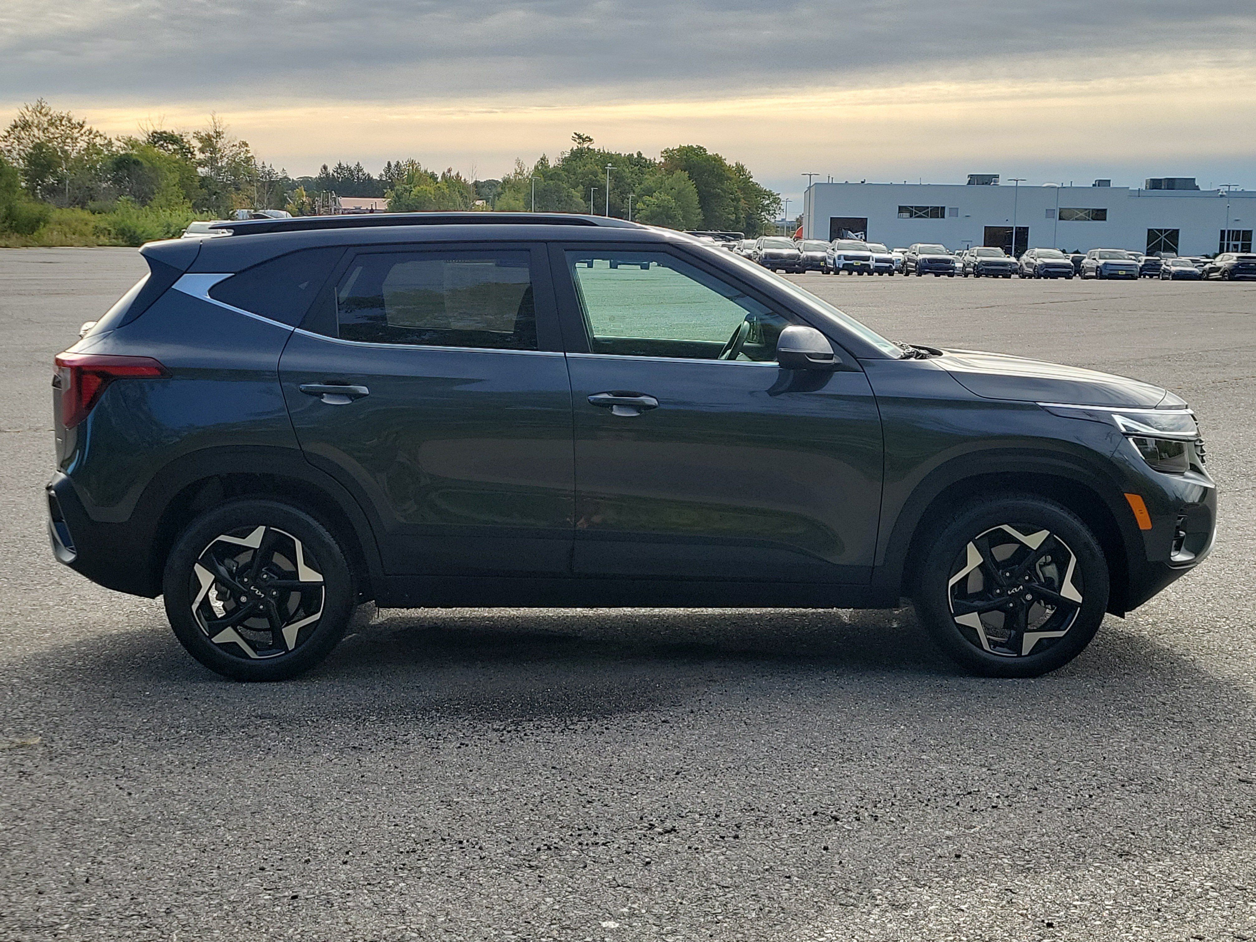 Used 2025 Kia Seltos EX AWD/4WD image 4
