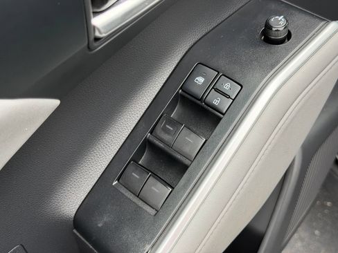 Used 2021 Toyota Highlander XLE AWD/4WD image 12