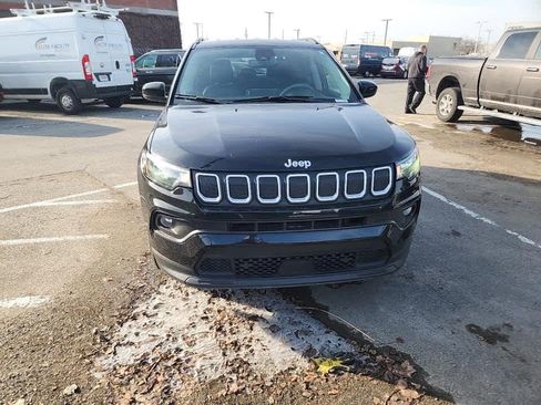 Used 2022 Jeep Compass Latitude image 3