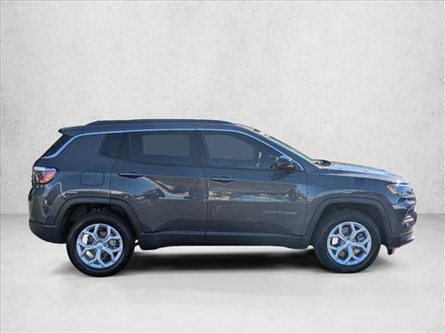 Used 2024 Jeep Compass Latitude image 4