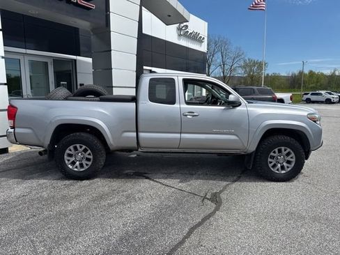 Used 2017 Toyota Tacoma SR5 w/ Tow Package AWD/4WD image 7