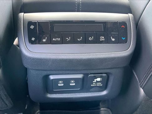 Used 2026 Nissan Pathfinder Platinum FWD image 32