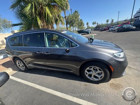 Used 2023 Chrysler Pacifica Limited FWD image 3