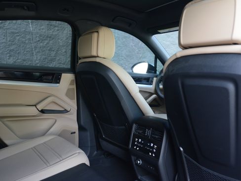 Certified 2025 Porsche Cayenne Coupe image 32