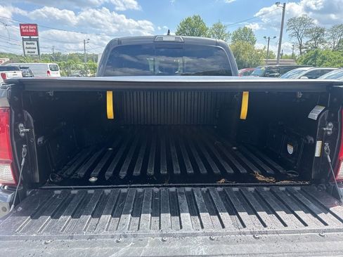 Used 2018 Toyota Tacoma TRD Sport AWD/4WD image 18