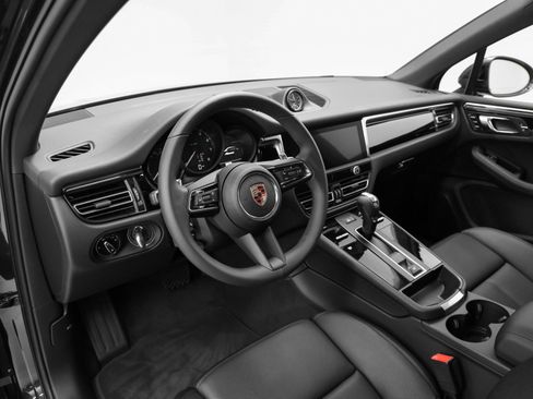 Certified 2025 Porsche Macan image 4