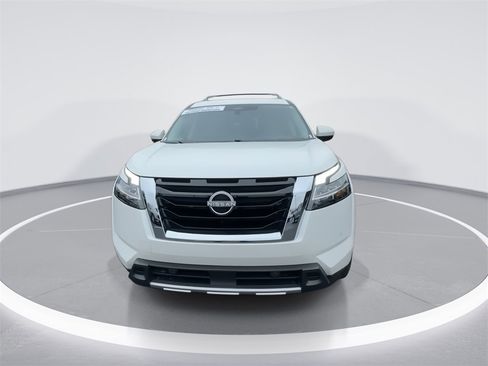 Used 2023 Nissan Pathfinder Platinum image 3