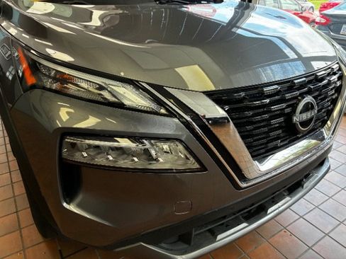 Used 2023 Nissan Rogue SL w/ SL Premium Package FWD image 2