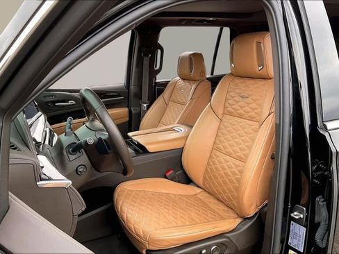 Used 2023 Cadillac Escalade Premium Luxury w/ Performance Package image 15