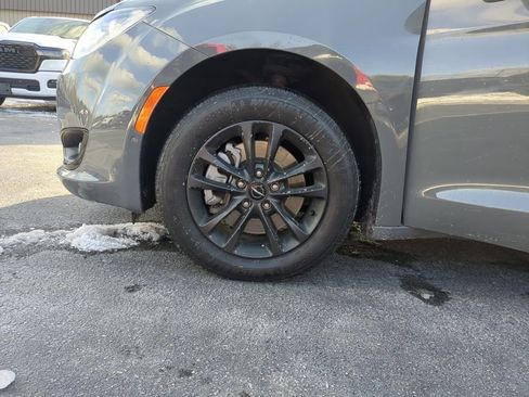 Used 2020 Chrysler Pacifica Touring-L image 27