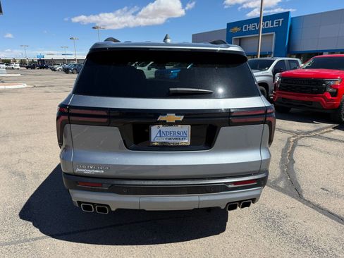 Used 2025 Chevrolet Traverse LT image 7