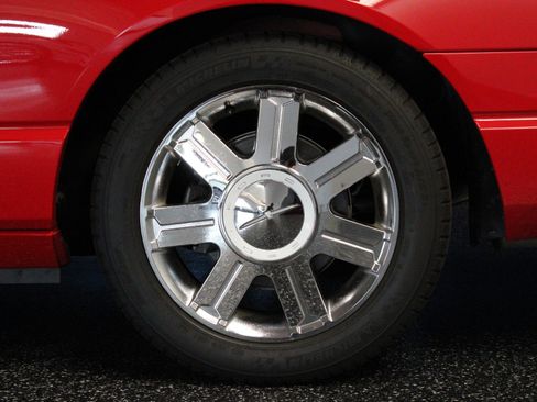 Used 2005 Ford Thunderbird RWD image 13