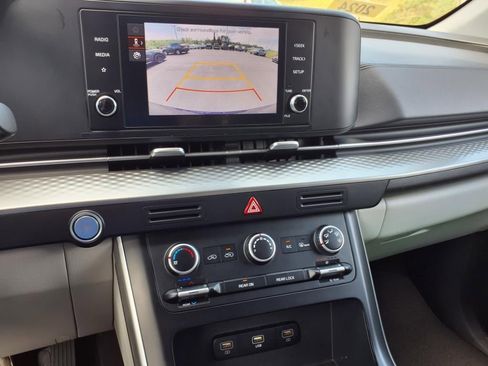 Certified 2024 Kia Carnival LX image 10