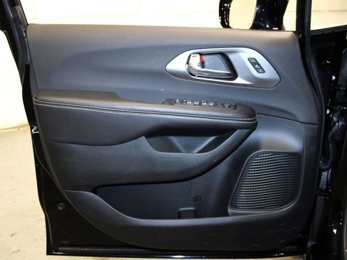 New 2026 Chrysler Pacifica Select image 21