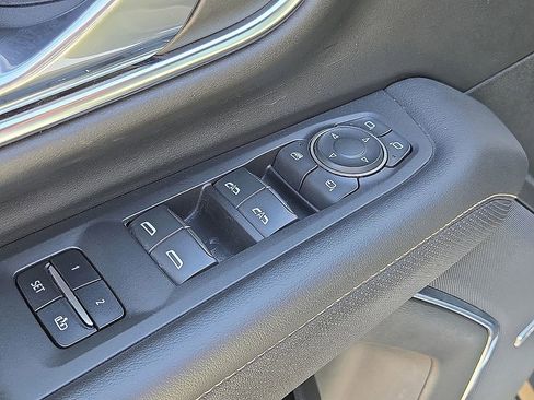 Used 2023 Chevrolet Suburban Premier image 24