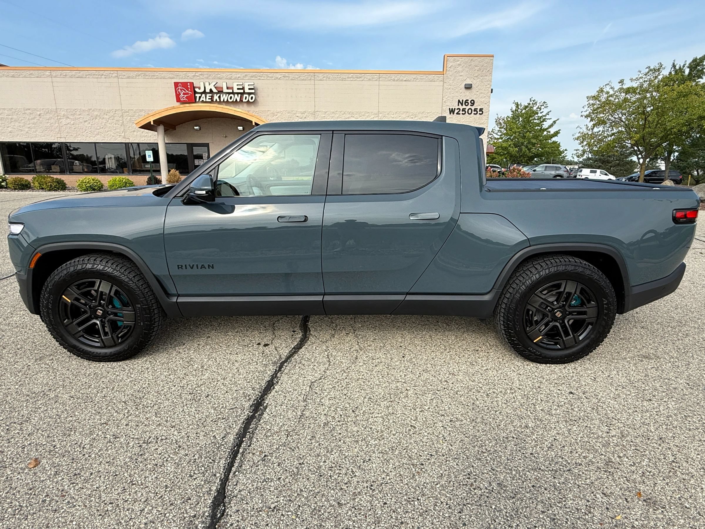 Used 2026 Rivian R1T Premium Quad AWD/4WD image 2
