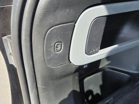 Used 2018 Jeep Cherokee Limited AWD/4WD image 38