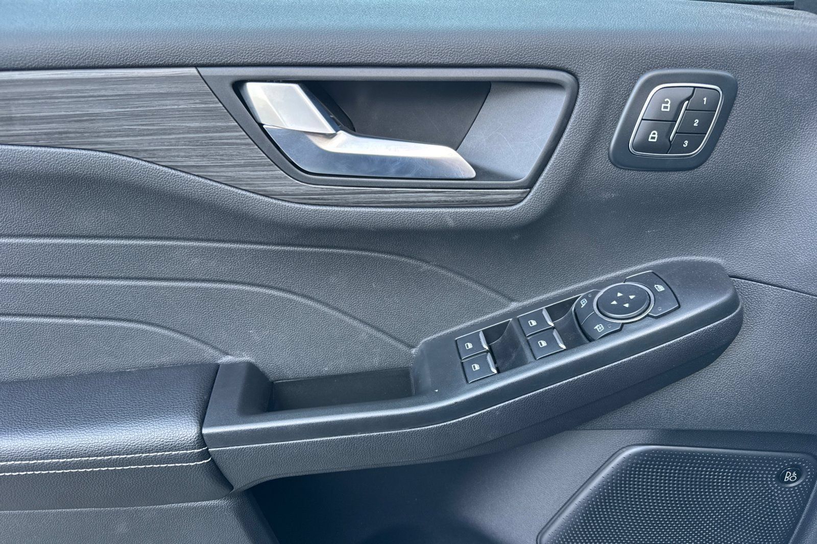 Used 2024 Ford Escape SE w/ PHEV Premium Package FWD image 11