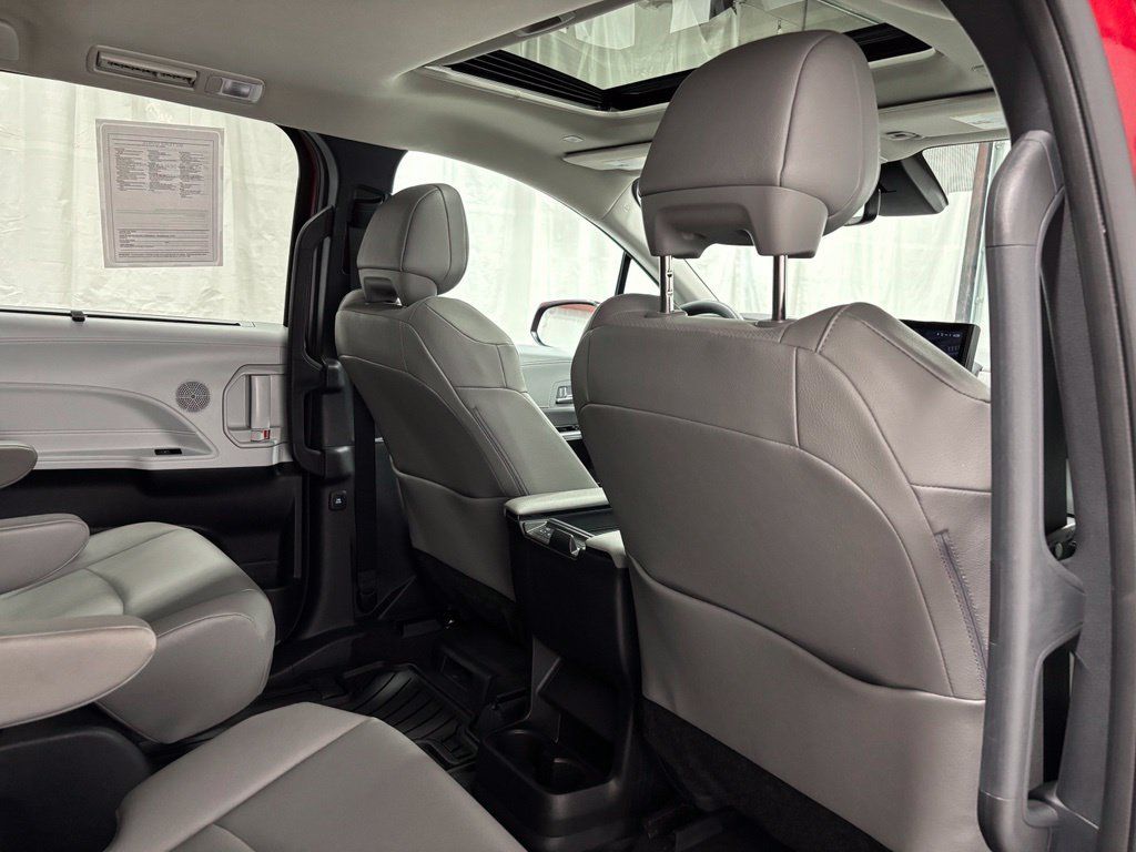 Used 2026 Toyota Sienna XLE AWD/4WD image 60