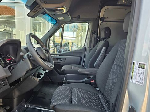 Used 2025 Mercedes-Benz Sprinter 2500 image 20