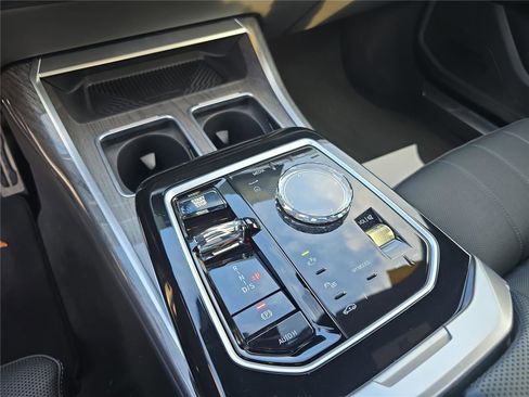 Used 2024 BMW 740i image 28