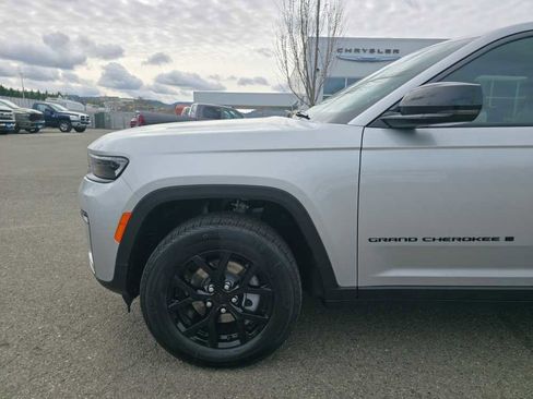 New 2026 Jeep Grand Cherokee Altitude image 18