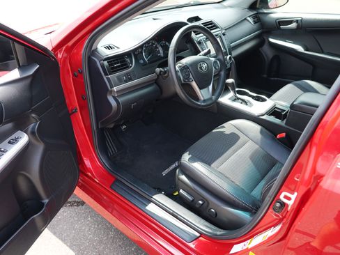 Used 2014 Toyota Camry SE FWD image 13
