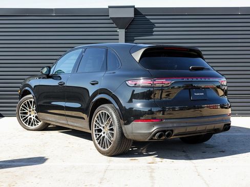 Certified 2023 Porsche Cayenne Platinum Edition image 3