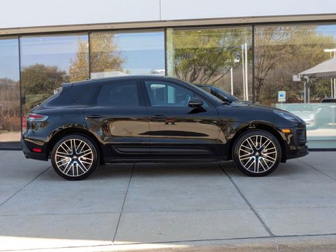 Certified 2025 Porsche Macan image 8