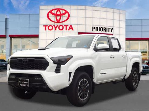 Used 2025 Toyota Tacoma TRD Sport AWD/4WD image 1
