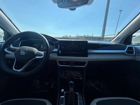 Used 2025 Volkswagen Taos SE FWD image 34