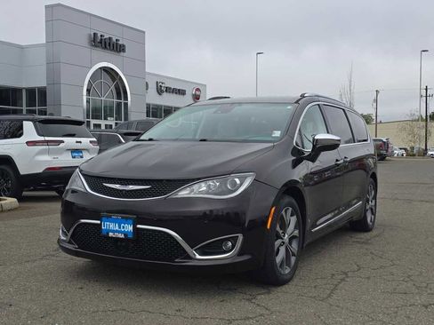 Used 2017 Chrysler Pacifica Limited w/ UConnect Theater Package FWD image 1
