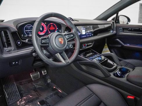 New 2026 Porsche Cayenne GTS image 4