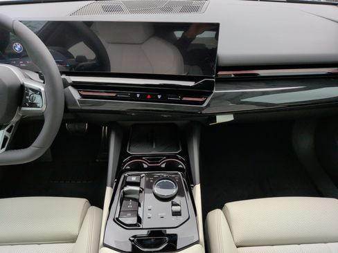 Used 2026 BMW 530i xDrive w/ M Sport Package AWD/4WD image 34