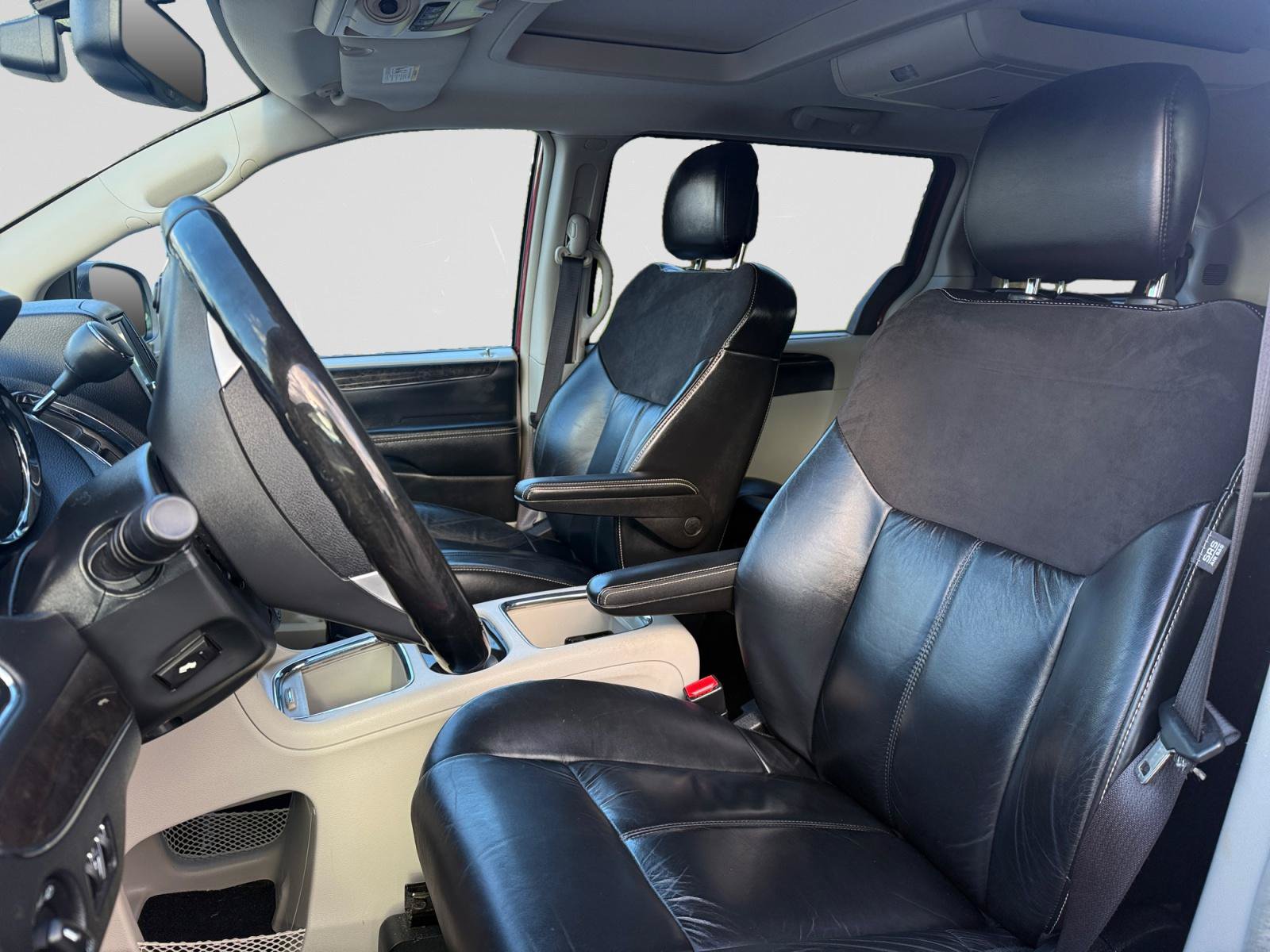 Used 2016 Chrysler Town & Country Limited Platinum FWD image 9