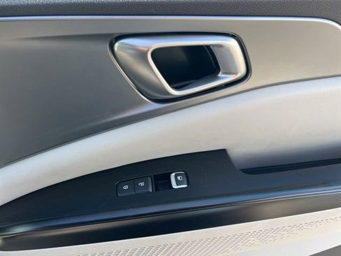 Certified 2024 Kia Carnival LX image 34