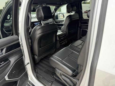 Used 2024 Jeep Wagoneer L Series II w/ Flexible Seating Group AWD/4WD image 12