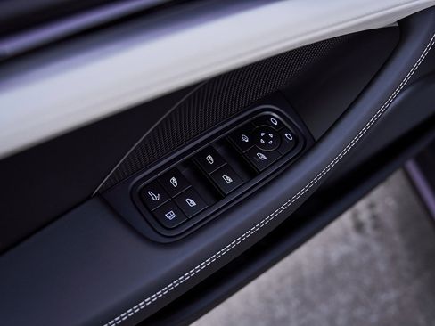 Used 2025 Porsche Panamera 4 w/ Premium Package image 37