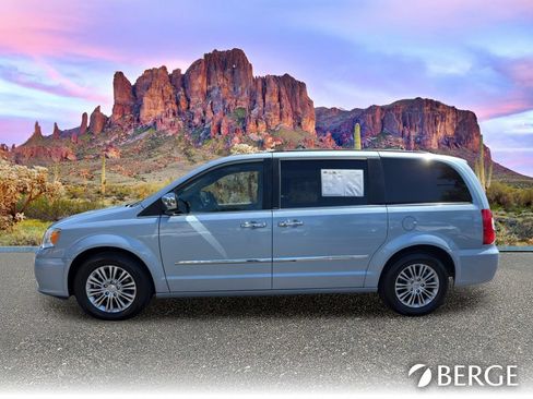 Used 2013 Chrysler Town & Country Touring-L w/ Driver Convenience Group FWD image 3