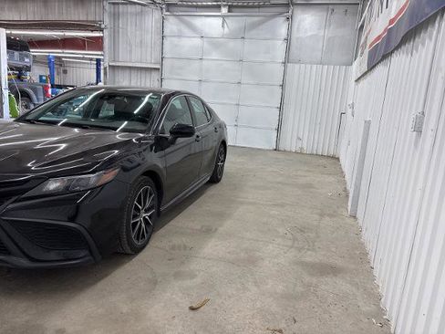 Used 2022 Toyota Camry SE image 4