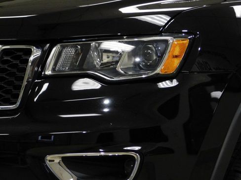 Used 2019 Jeep Grand Cherokee Laredo image 18