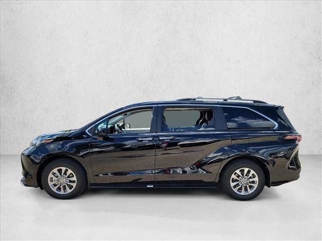 Used 2026 Toyota Sienna XLE FWD image 8