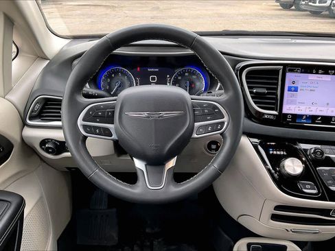 Used 2023 Chrysler Pacifica Touring-L image 6