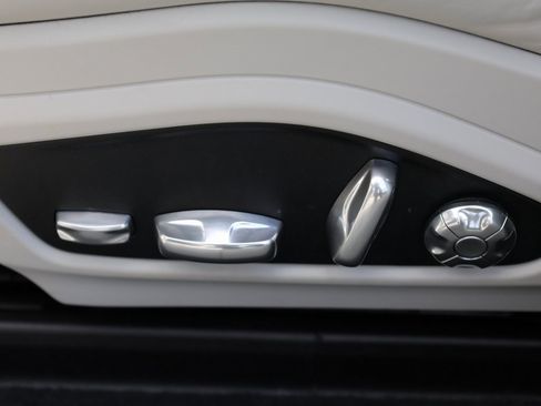 Used 2018 Porsche Panamera w/ Premium Package image 17