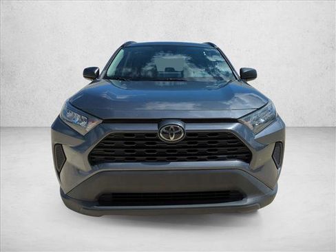 Used 2020 Toyota RAV4 LE FWD image 2