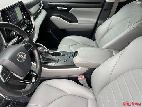 Certified 2021 Toyota Highlander XLE FWD image 21