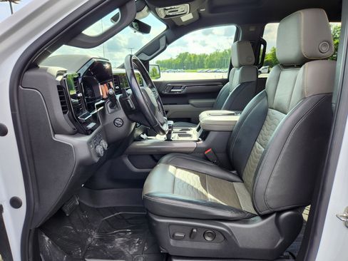 Used 2022 Chevrolet Silverado 1500 ZR2 w/ Technology Package image 12