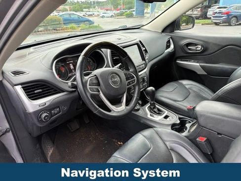 Used 2017 Jeep Cherokee Overland w/ Technology Group AWD/4WD image 4