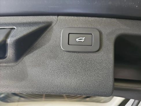 Used 2025 Land Rover Discovery Sport S image 14